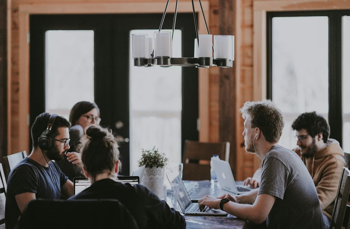 Equipe de colaboradores em ambiente corporativo